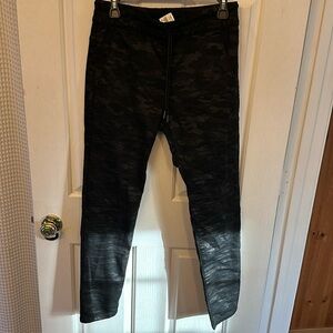 NWT Bevy Flog Shelby hamstring camo black pant, L